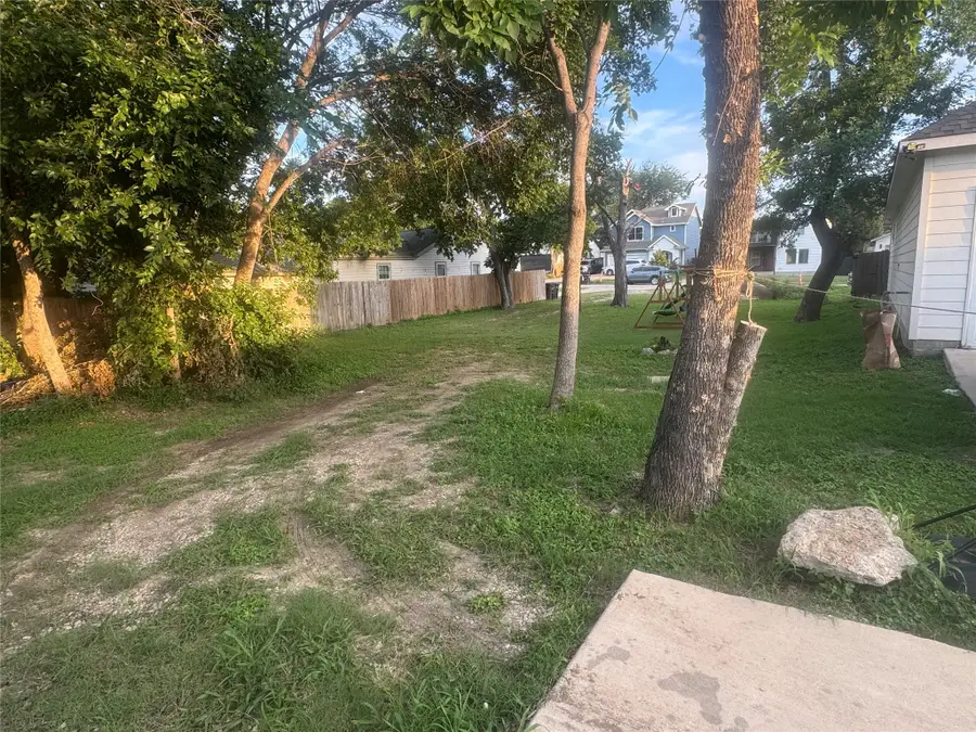 827 E Powell Avenue, Fort Worth, TX 76104 - #2
