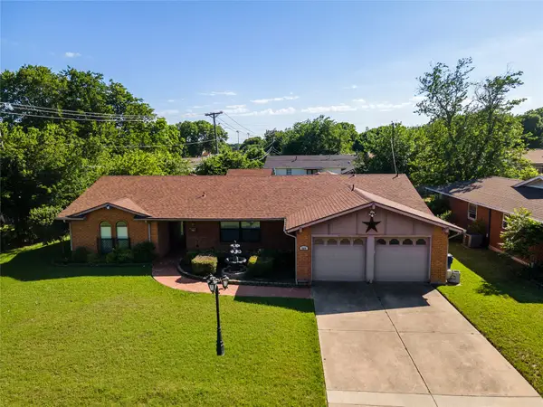 509 NW Mound Street, Burleson, TX 76028