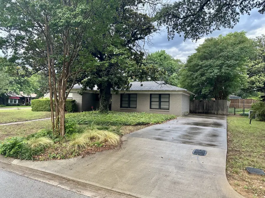 301 Makarwich Court, River Oaks, TX 76114 - #2