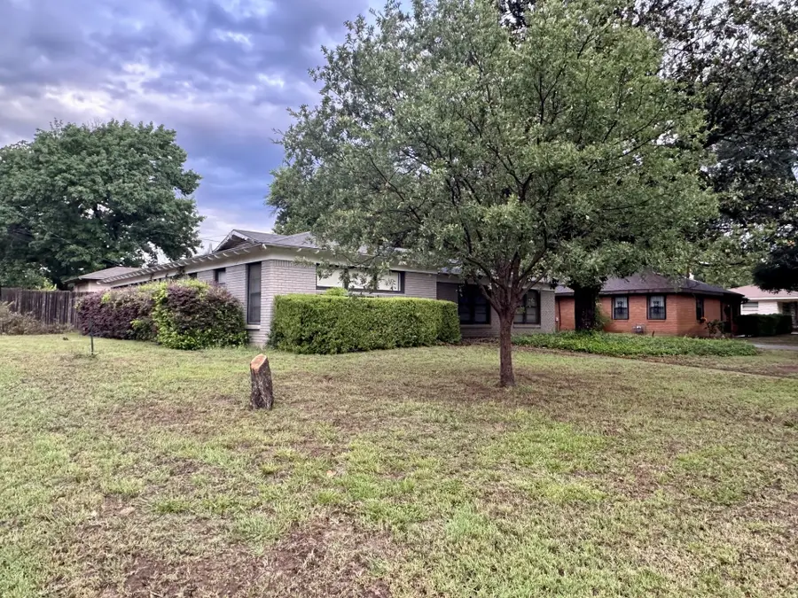 301 Makarwich Court, River Oaks, TX 76114 - #3