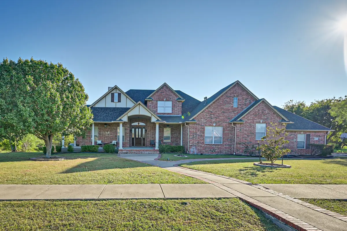 811 Mallard Pointe Drive, Grand Prairie, TX 75104 - #1