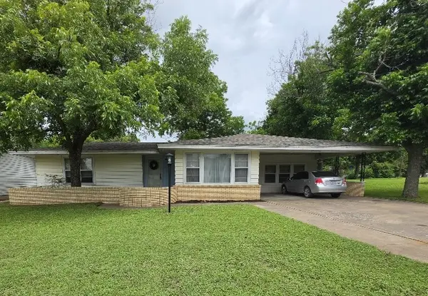 215 Woodard Avenue, Cleburne, TX 76033