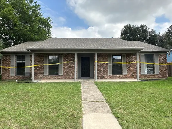 411 Creekmeadow Lane, Lewisville, TX 75067
