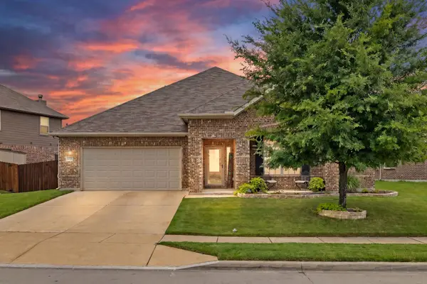 1020 Crest Breeze Drive, Fort Worth, TX 76052