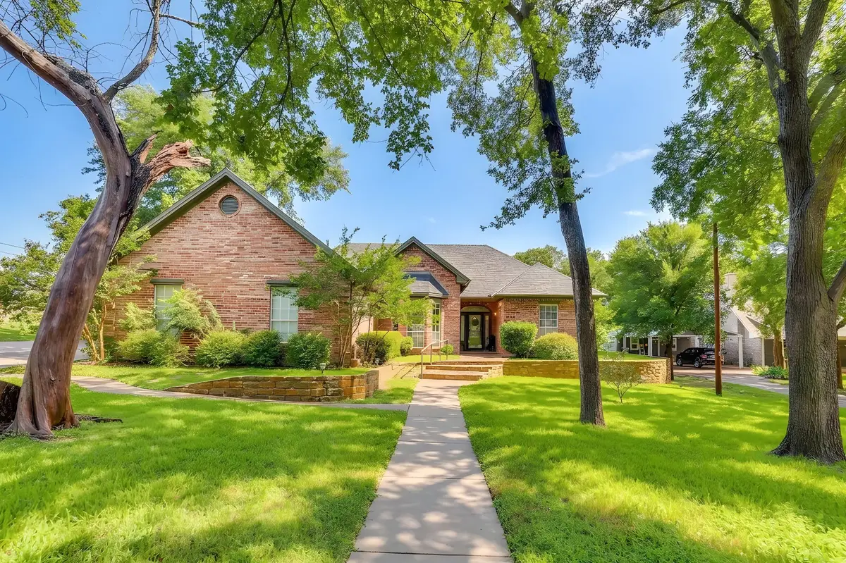 718 W Couts Street, Weatherford, TX 76086 - #1