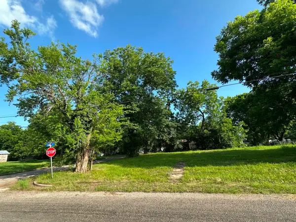 300 W Jackson Street, Clarksville, TX 75426