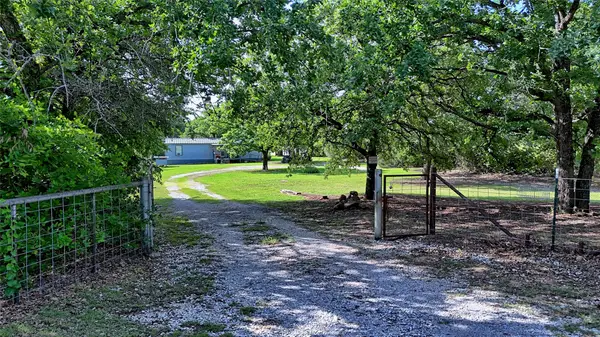 864 Upper Montague Road, Bowie, TX 76230