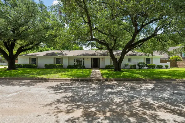 4113 Ridglea Country Club Drive, Fort Worth, TX 76126