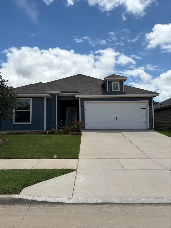 8228 Smokey Creek Pass, Fort Worth, TX 76179