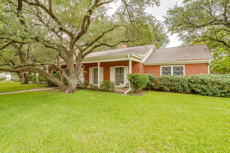 411 S Waco Street, Weatherford, TX 76086 - #3
