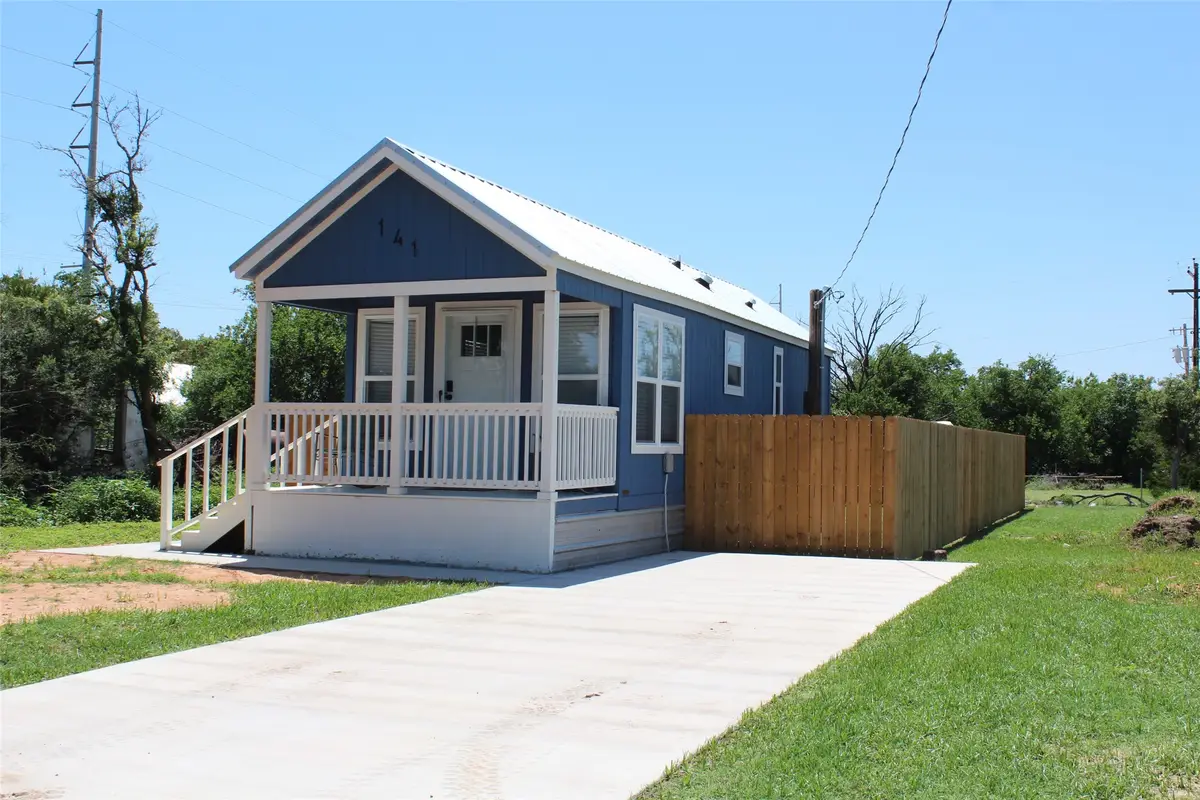 141 N 9th Avenue, Munday, TX 76371 - #1