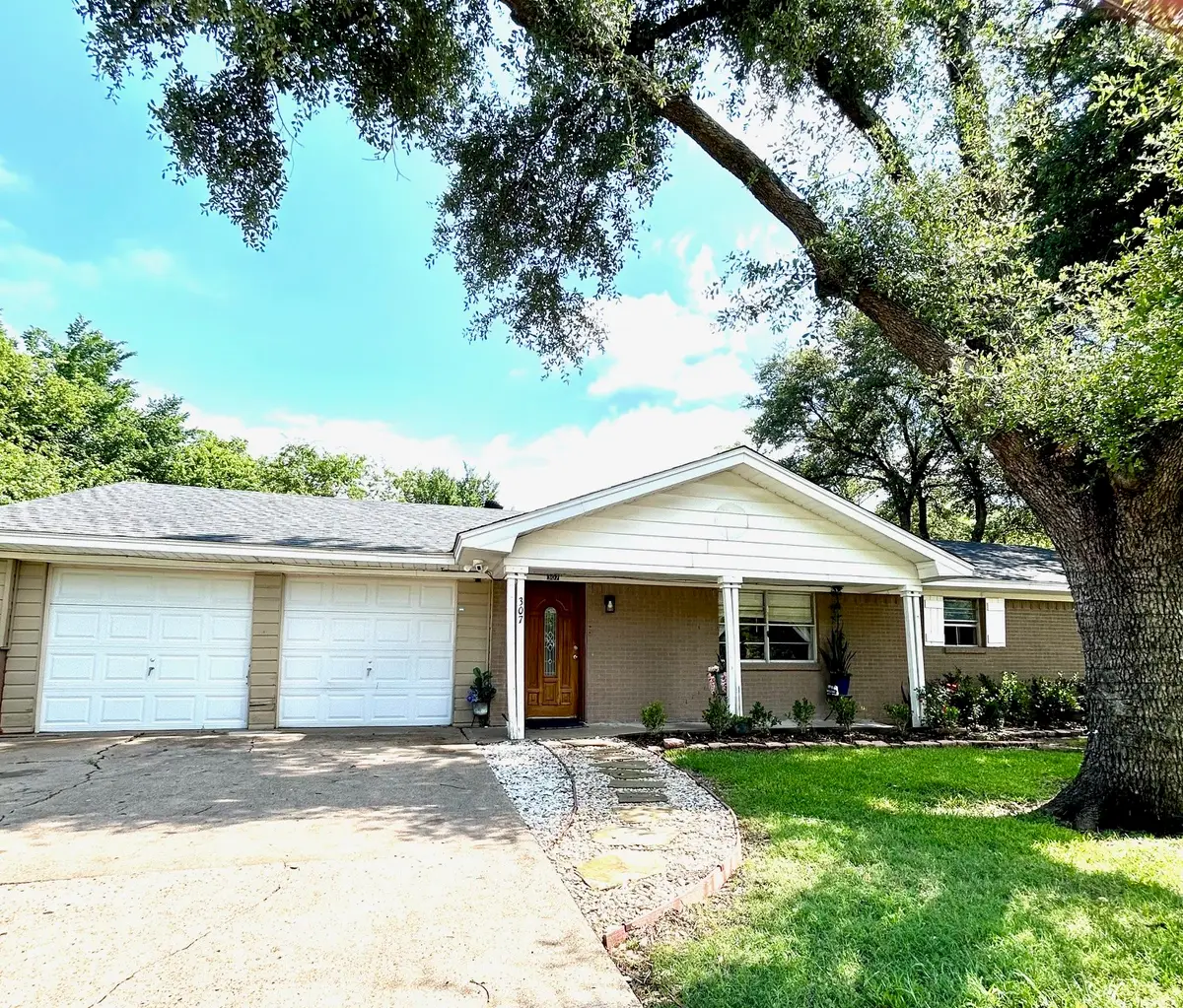 307 E 5th Street, Kaufman, TX 75142 - #1