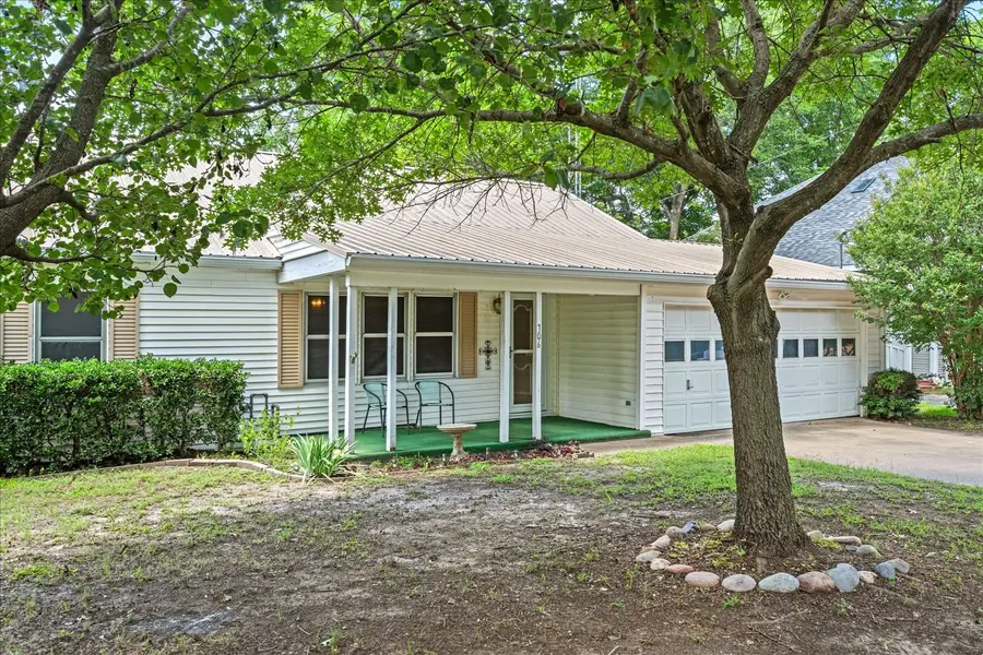 706 S Santa Fe Street, Wolfe City, TX 75496 - #2