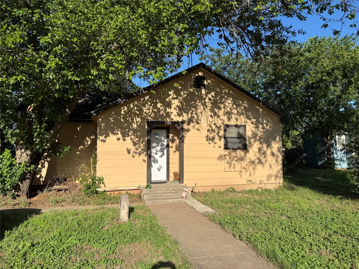 605 Trinity Street, Stamford, TX 79553 - #1