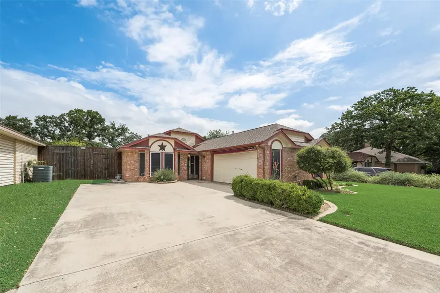 302 Manana Drive, Grand Prairie, TX 75050 - #2
