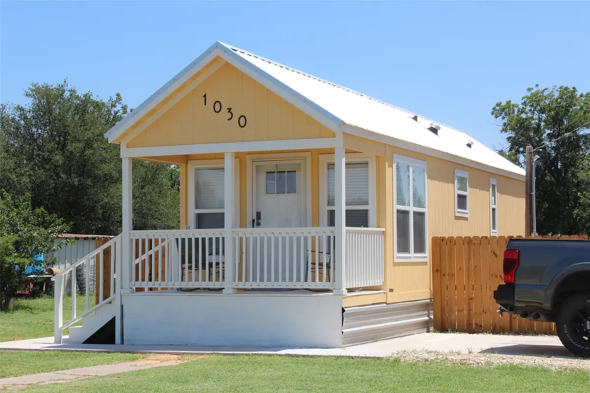 1030 W Bowie Street, Munday, TX 76371 - #1