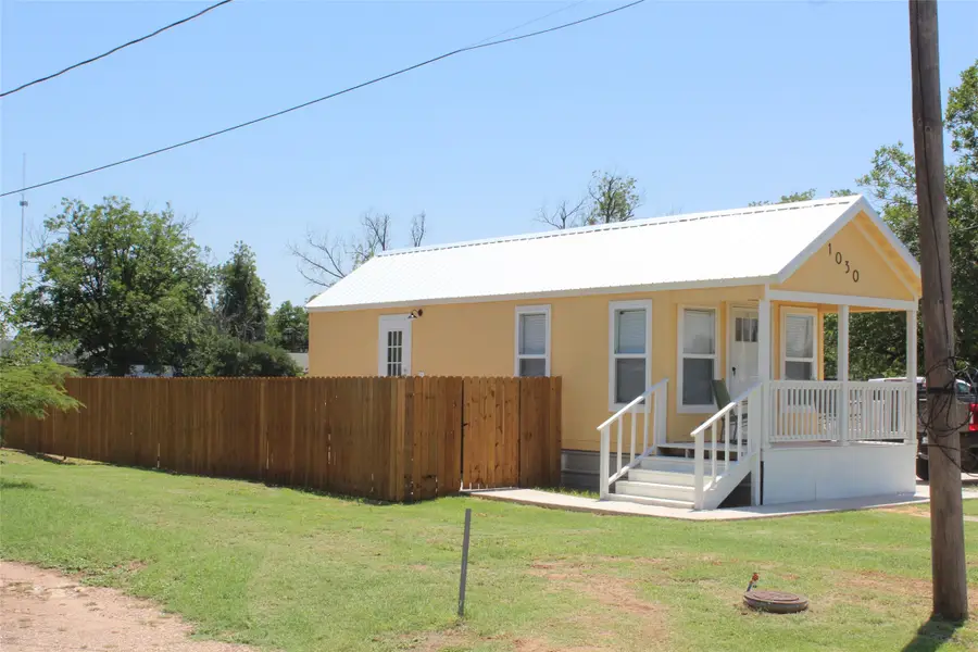 1030 W Bowie Street, Munday, TX 76371 - #3