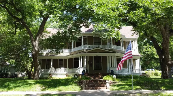 200 S Hawkins Street, Waxahachie, TX 75165