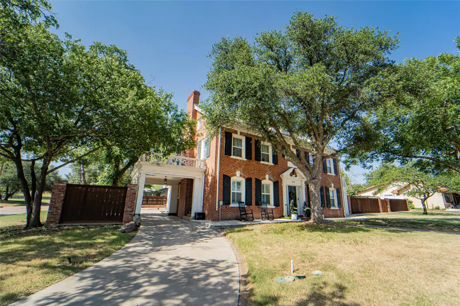 1002 E Lindsey Street, Breckenridge, TX 76424 - #2