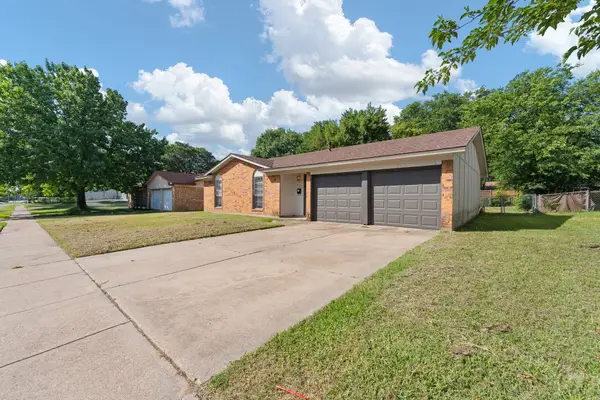 541 Sandra Lane, Burleson, TX 76028
