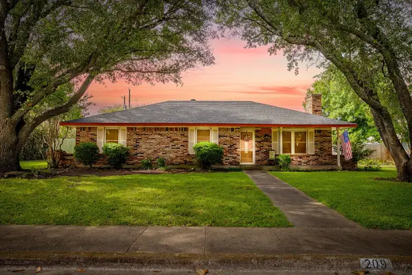 209 Hillcrest Drive, Midlothian, TX 76065