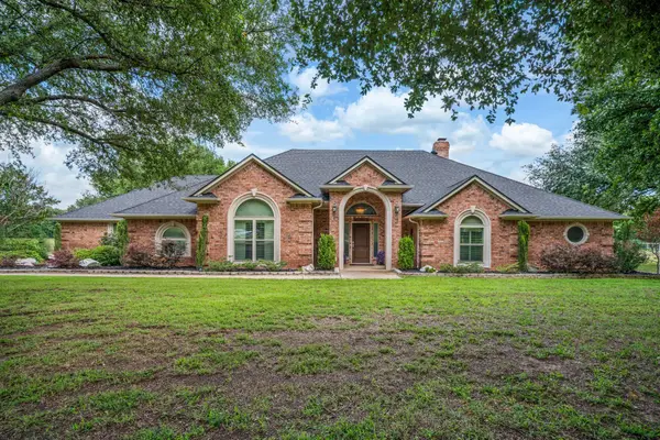 6400 Oak Hollow Drive, Burleson, TX 76028