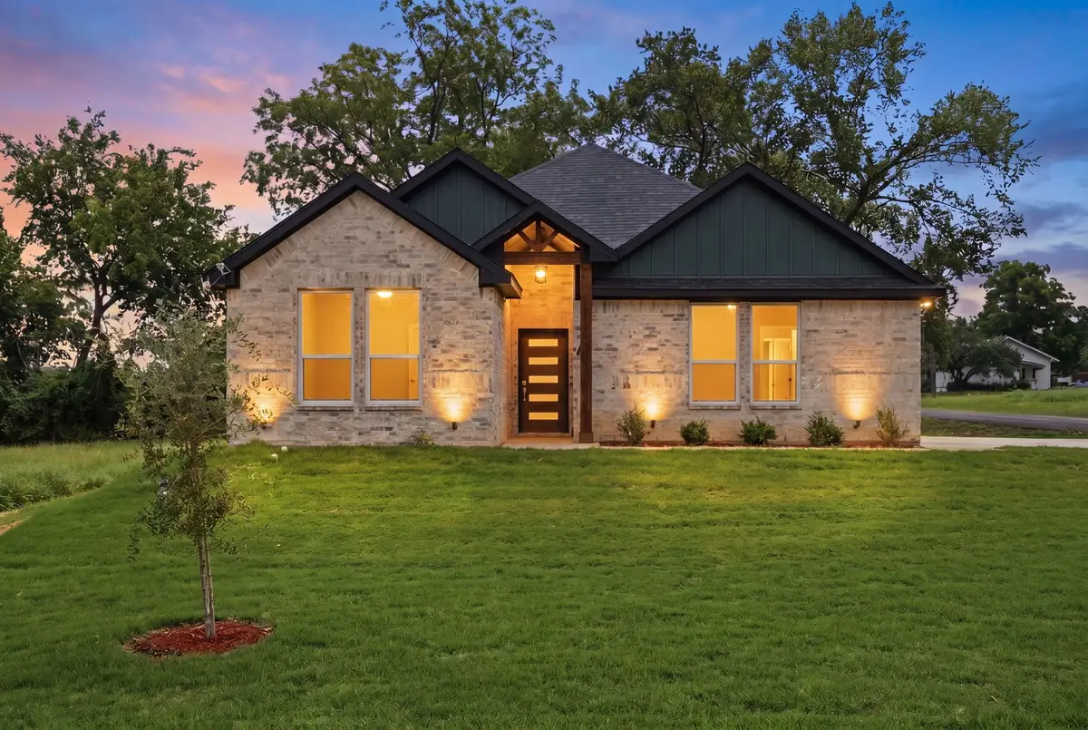 201 E Freeman Street, Ennis, TX 75119 - #1