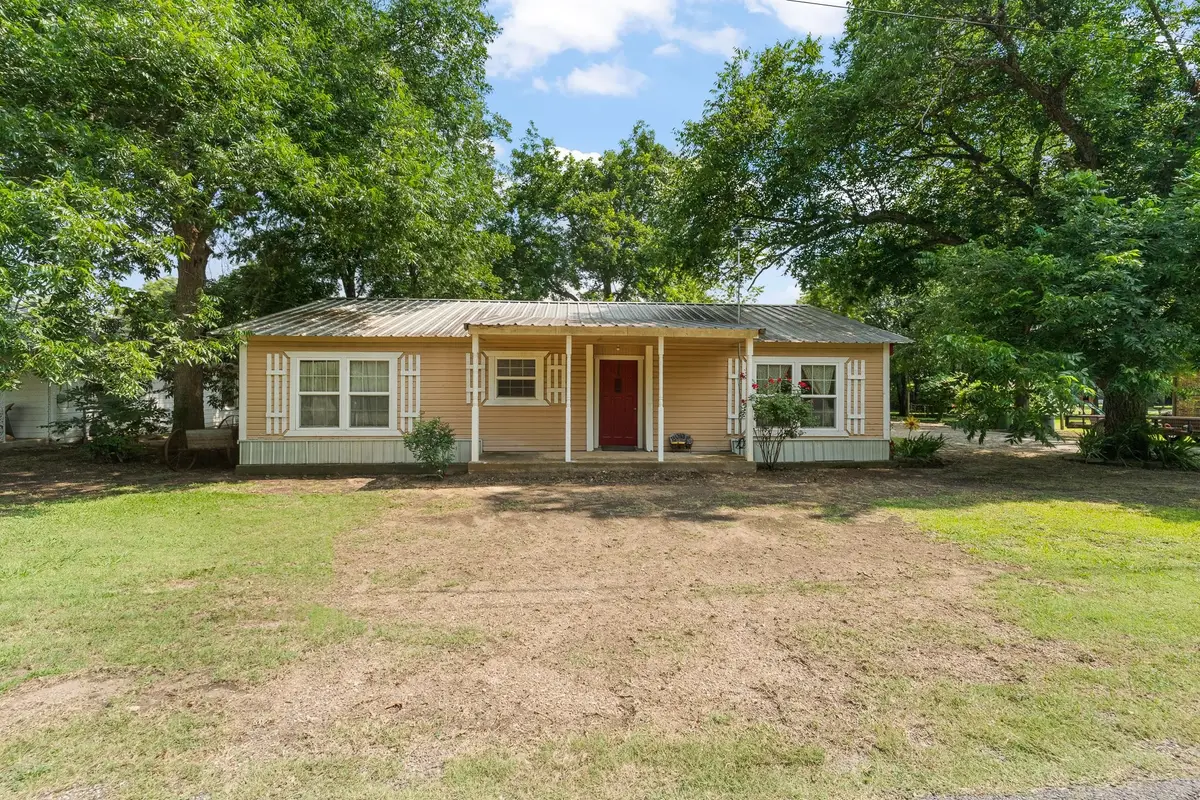 402 College Street, Grandview, TX 76050 - #1