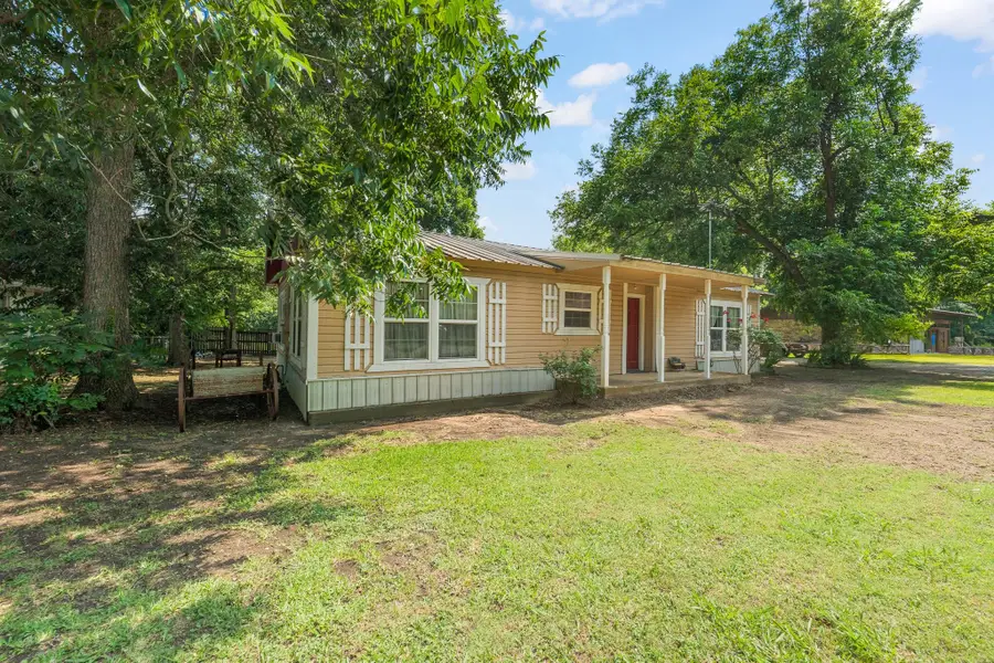 402 College Street, Grandview, TX 76050 - #2