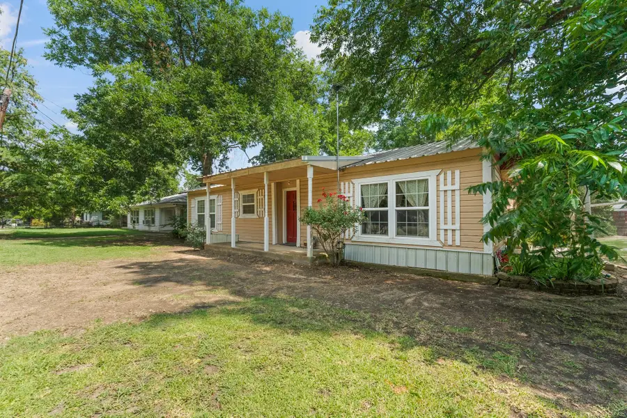402 College Street, Grandview, TX 76050 - #3
