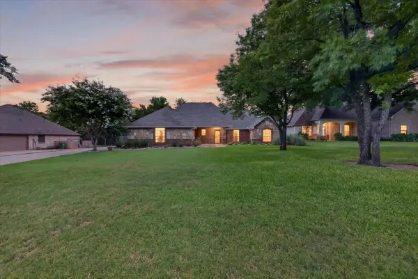 110 Heritage Place, Glen Rose, TX 76043