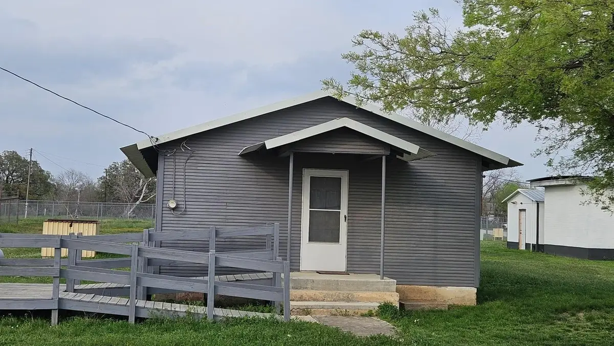 4 W Sherman Street, Mullin, TX 76864 - #1