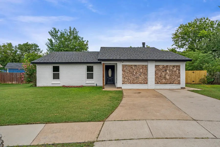 1004 E Georgian Road, Saginaw, TX 76179 - #2