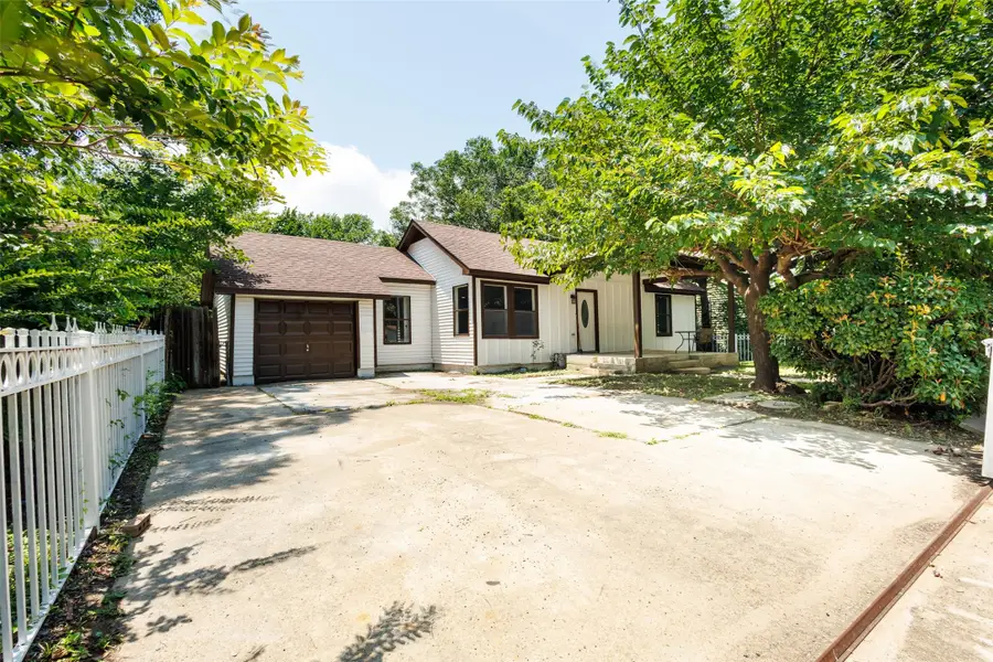 305 Hensley Drive, Grand Prairie, TX 75050 - #2