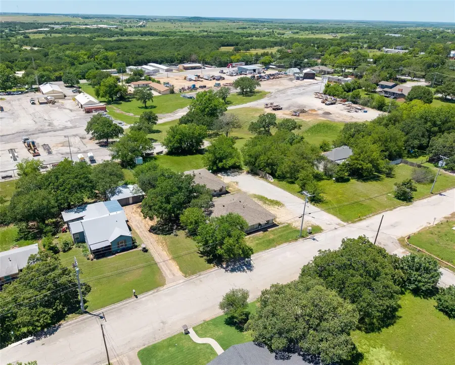810 Central Avenue, Bowie, TX 76230 - #2
