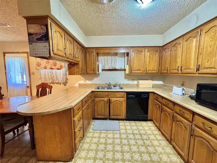 450 Woodbine Estates Road, Gainesville, TX 76240 - #2
