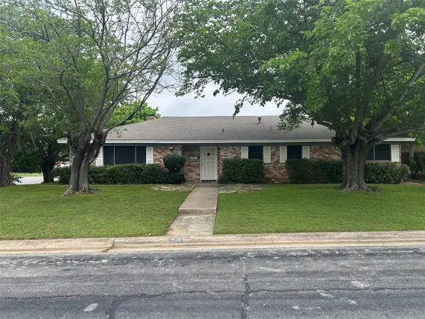 236 Hallbrook Drive, Fort Worth, TX 76134