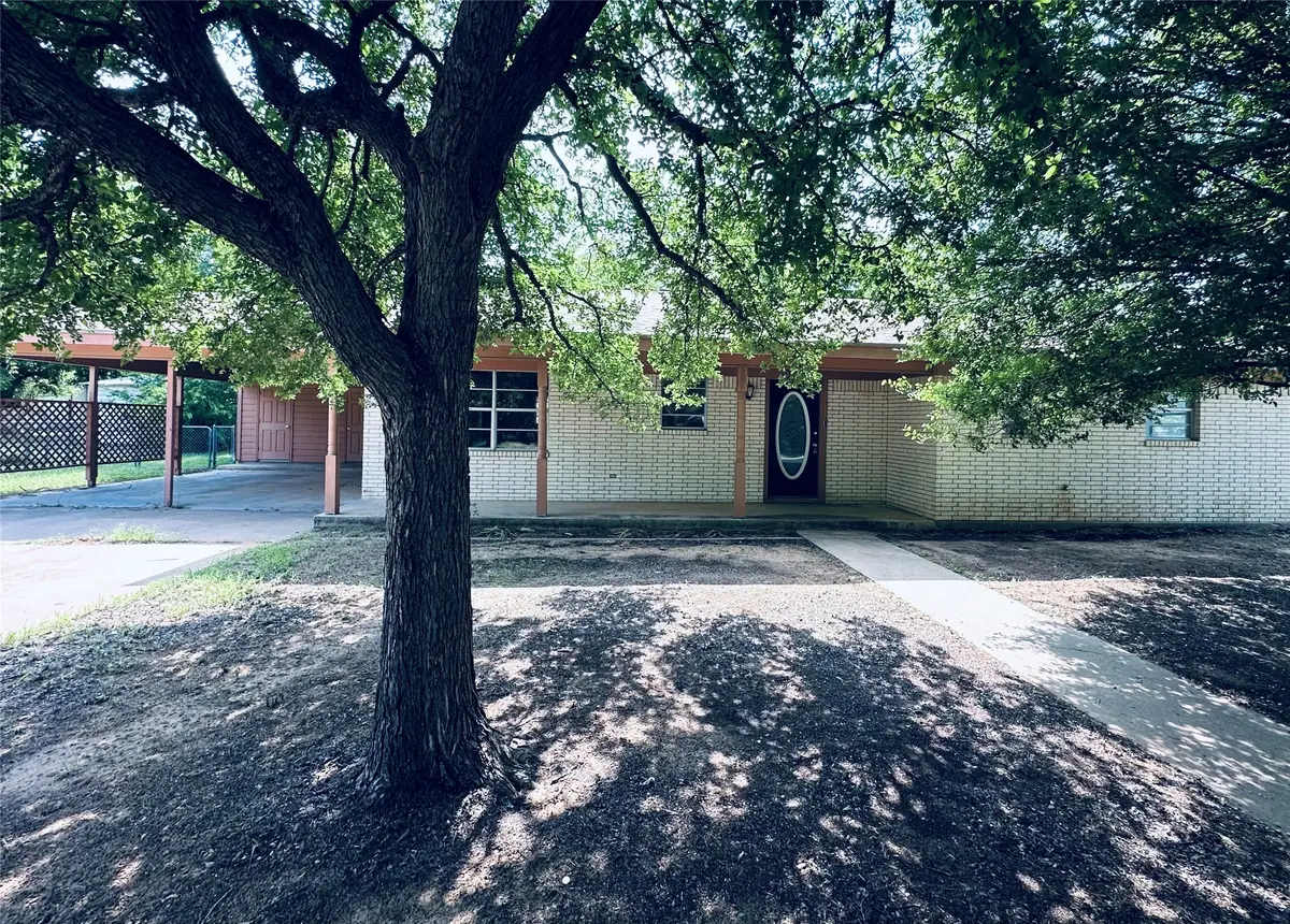 303 N Victor Street, Comanche, TX 76442 - #1