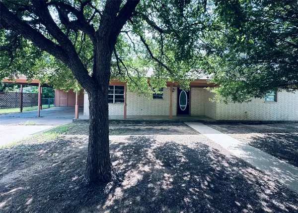 303 N Victor Street, Comanche, TX 76442