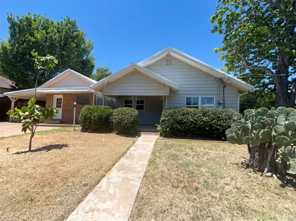 421 N 3rd Street, Jacksboro, TX 76458