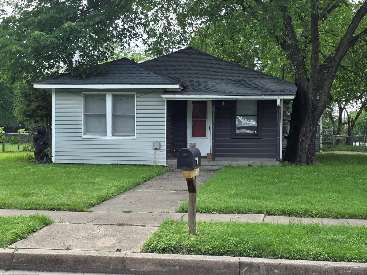 1315 N Robinson Street, Cleburne, TX 76031 - #1