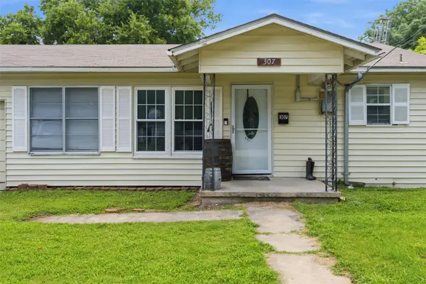 307 W Goddard Street, West, TX 76691