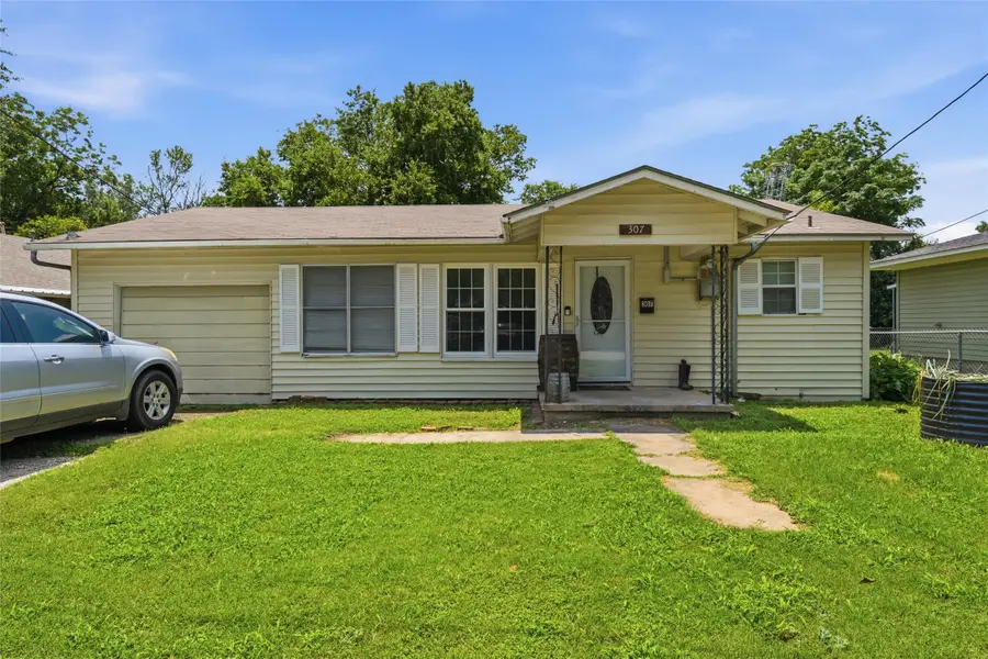 307 W Goddard Street, West, TX 76691 - #3