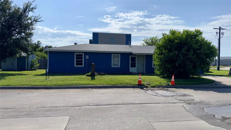 509 N 10th Street, Sanger, TX 76266 - #2