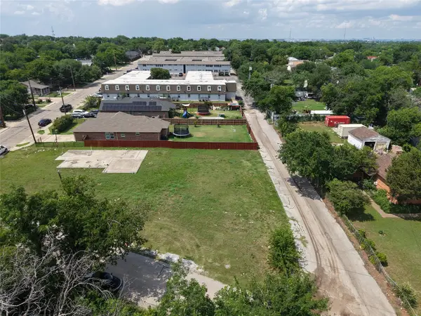11 W Higgins Boulevard, Cockrell Hill, TX 75211