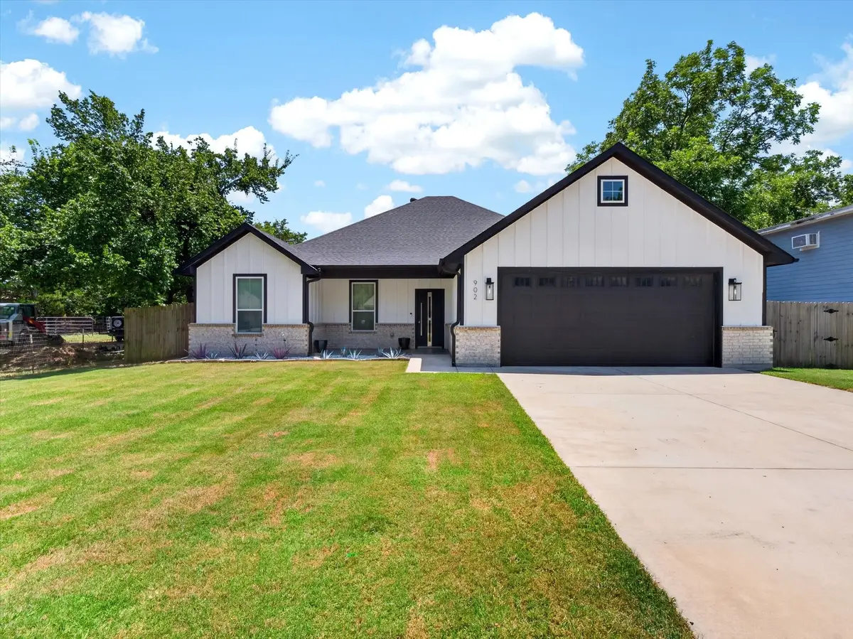 902 N Main Street, Tioga, TX 76271 - #1