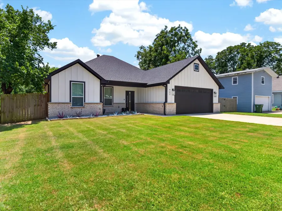902 N Main Street, Tioga, TX 76271 - #2