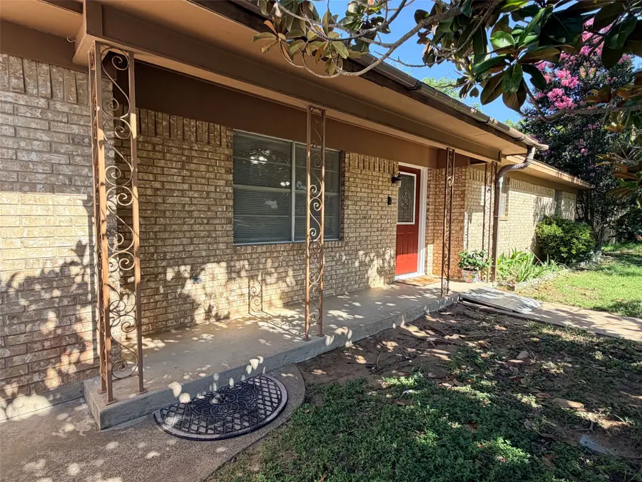 307 N Victor Street, Comanche, TX 76442 - #3
