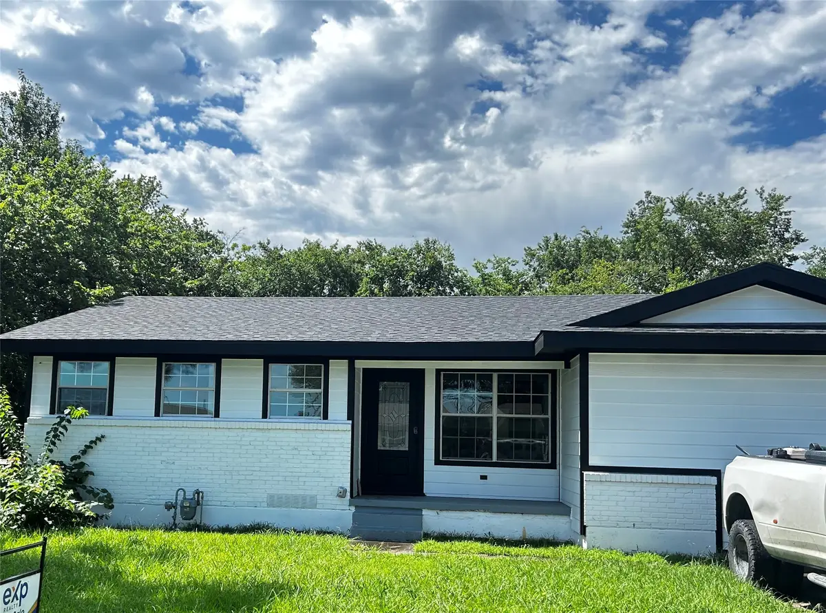 110 E Cunningham Street, Bonham, TX 75418 - #1