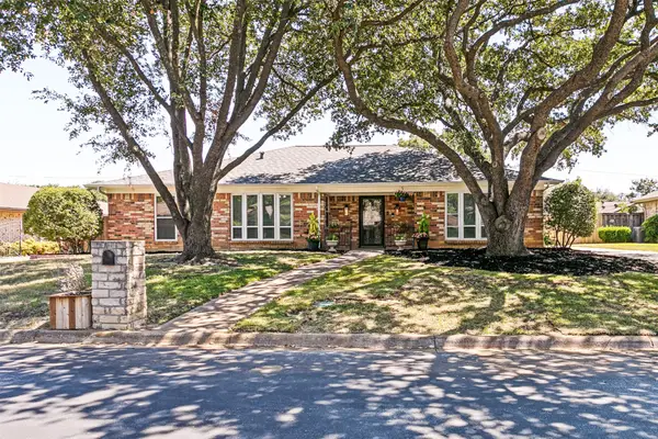 333 W Louella Drive, Hurst, TX 76054